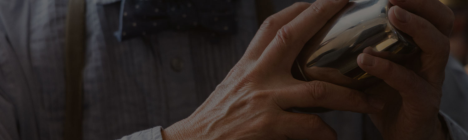 カクテル作っている手元